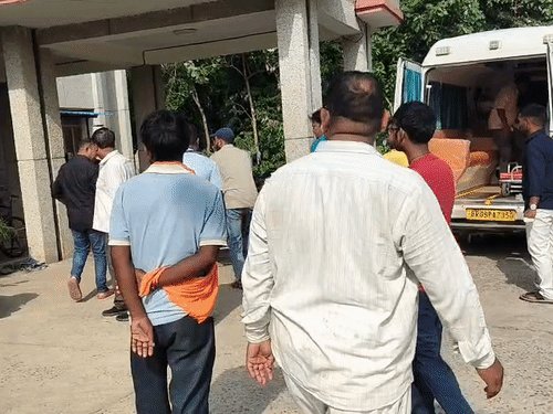 जवान का शव लेकर जा रहे 4 लोगों की मौत:पूर्वांचल एक्सप्रेस-वे पर हादसा, सेना की एंबुलेंस ट्रक में घुसी