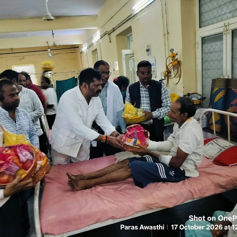कानपुर के अस्पताल में भोजन वितरण:समाजसेवी ने मरीजों को बांटे बिस्कुट और खाद्य सामग्री, सेवा को बताया असली आनंद