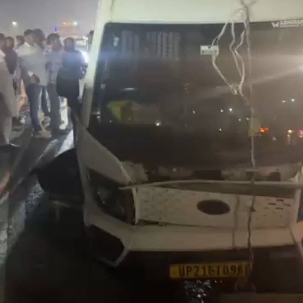 हाईवे पर स्विफ्ट कार के ऊपर चढ़ा मिनी ट्रक:महिला घायल, सबली कट के पास तीन वाहन भिड़े, हादसे से लगा जाम