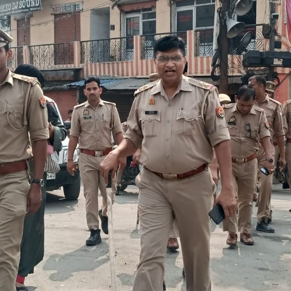 नवरात्रि से पहले पुलिस ने बंद कराई मीट की दुकानें:मेरठ में चला अभियान, मंदिरों के पास सफाई व्यवस्था पर रही विशेष नजर