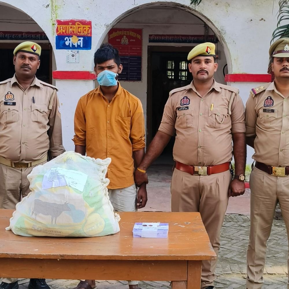 श्रावस्ती में दुकान का शेड हटाकर चोरी करने वाला गिरफ्तार:पुलिस ने गन्ने के खेत से दबोचा, मोबाइल समेत चोरी के सामान बरामद