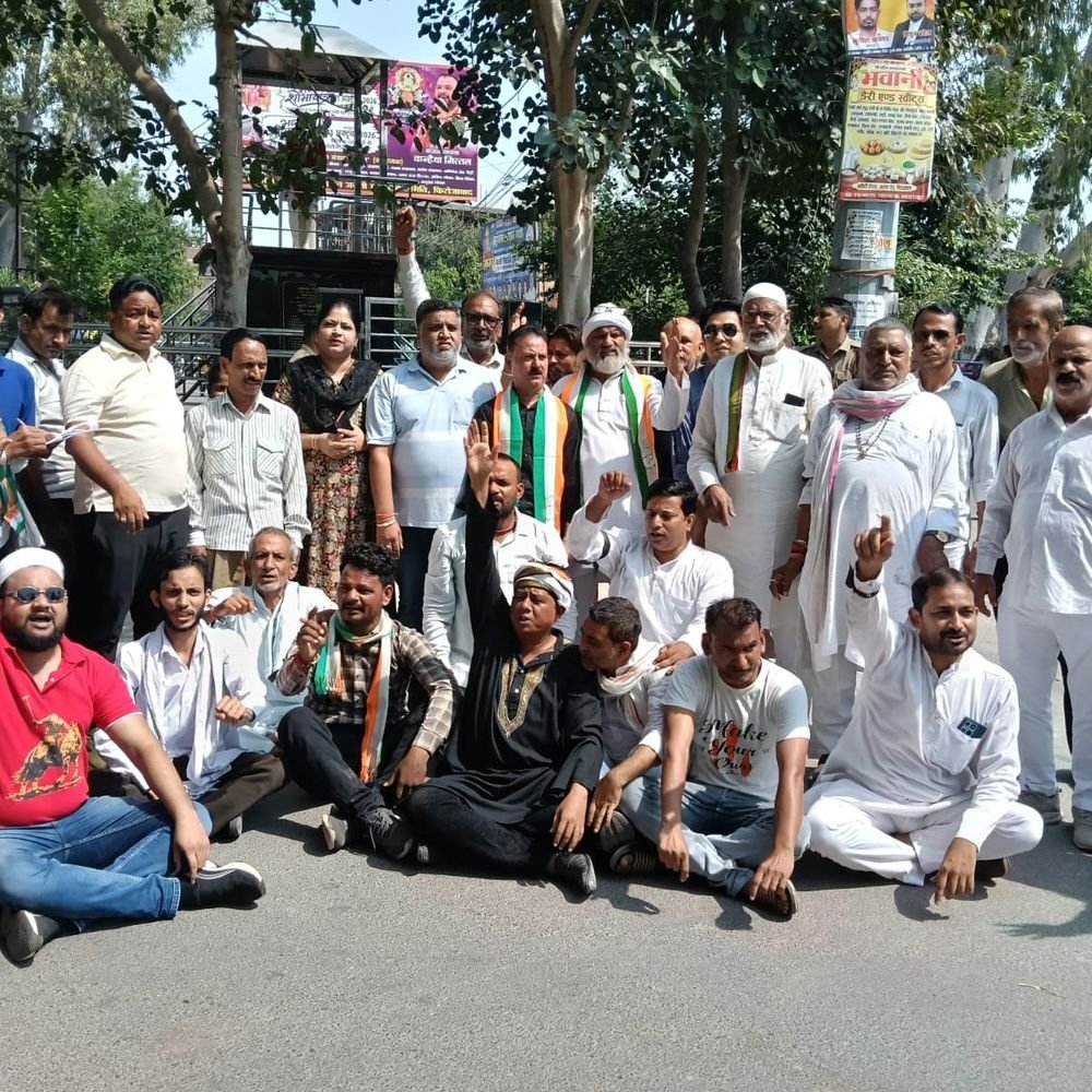 कांग्रेसियों ने वोट चोरी के आरोप पर किया धरना प्रदर्शन:जिलाध्यक्ष रामनिवास यादव के नेतृत्व में प्रदर्शन, मुख्य चुनाव आयुक्त से इस्तीफा मांगा