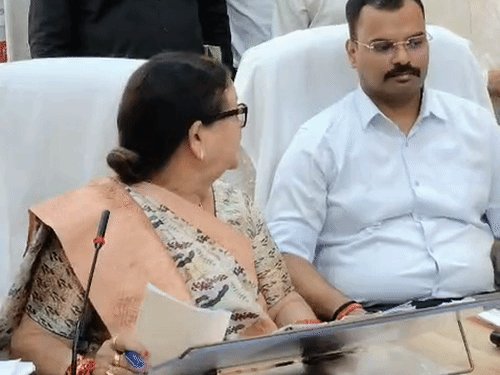 नगर आयुक्त पर भड़कीं महापौर:बोलीं- कानपुर में रहना है तो काम करना पड़ेगा, झगड़ा सिर्फ अधिकार का है