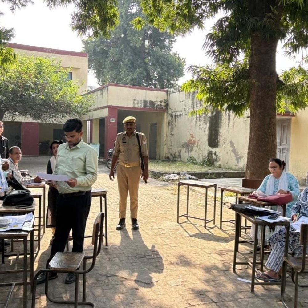 मतदाता सूची पुनरीक्षण अभियान:एसडीएम अंगद यादव ने कई बूथों का निरीक्षण कर कार्यों की प्रगति जानी