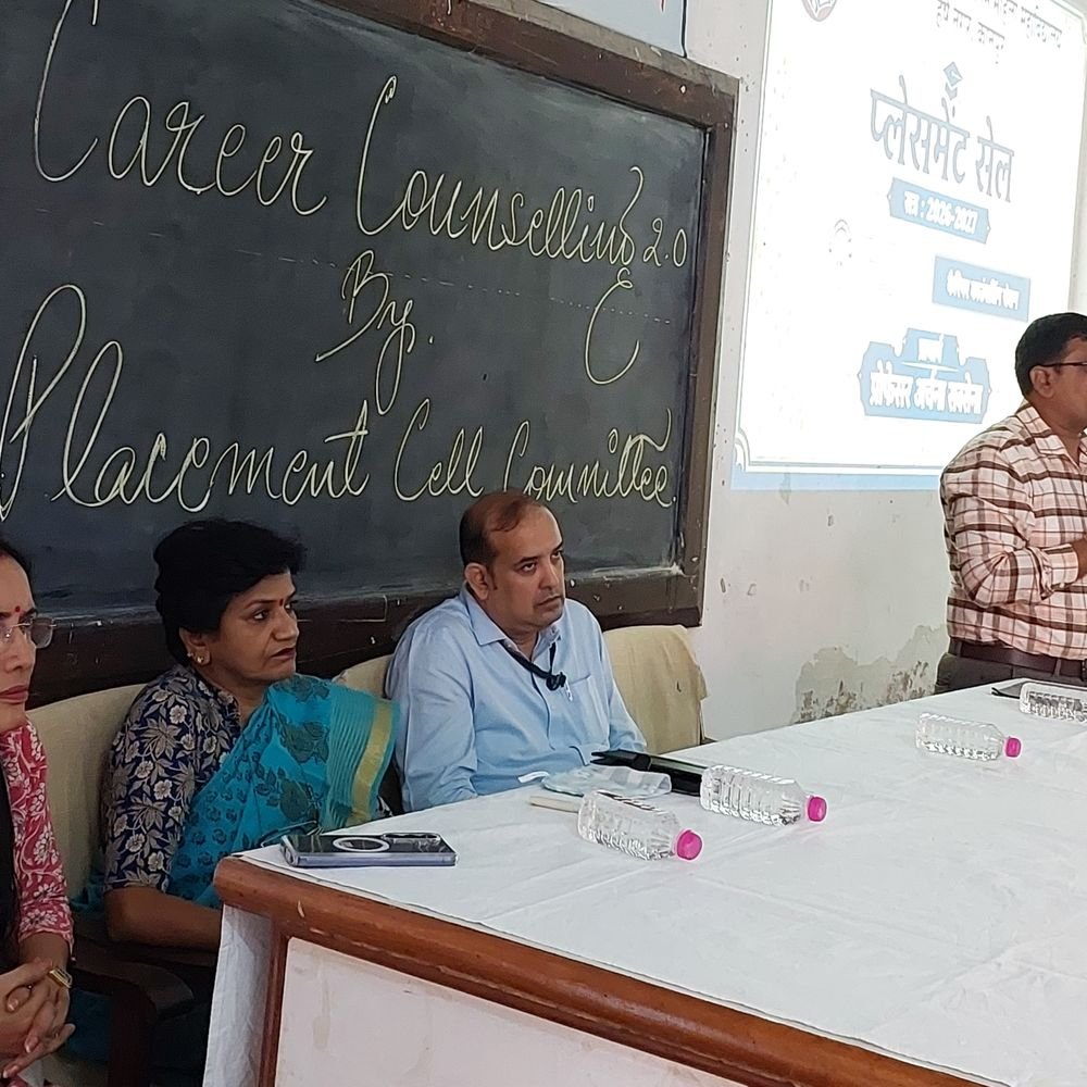 कानपुर में करियर काउंसलिंग सत्र:छात्राओं को रोजगार के अवसर बताए; आत्मविश्वास व टाइम मैनेजमेंट को बताया सफलता की कुंजी