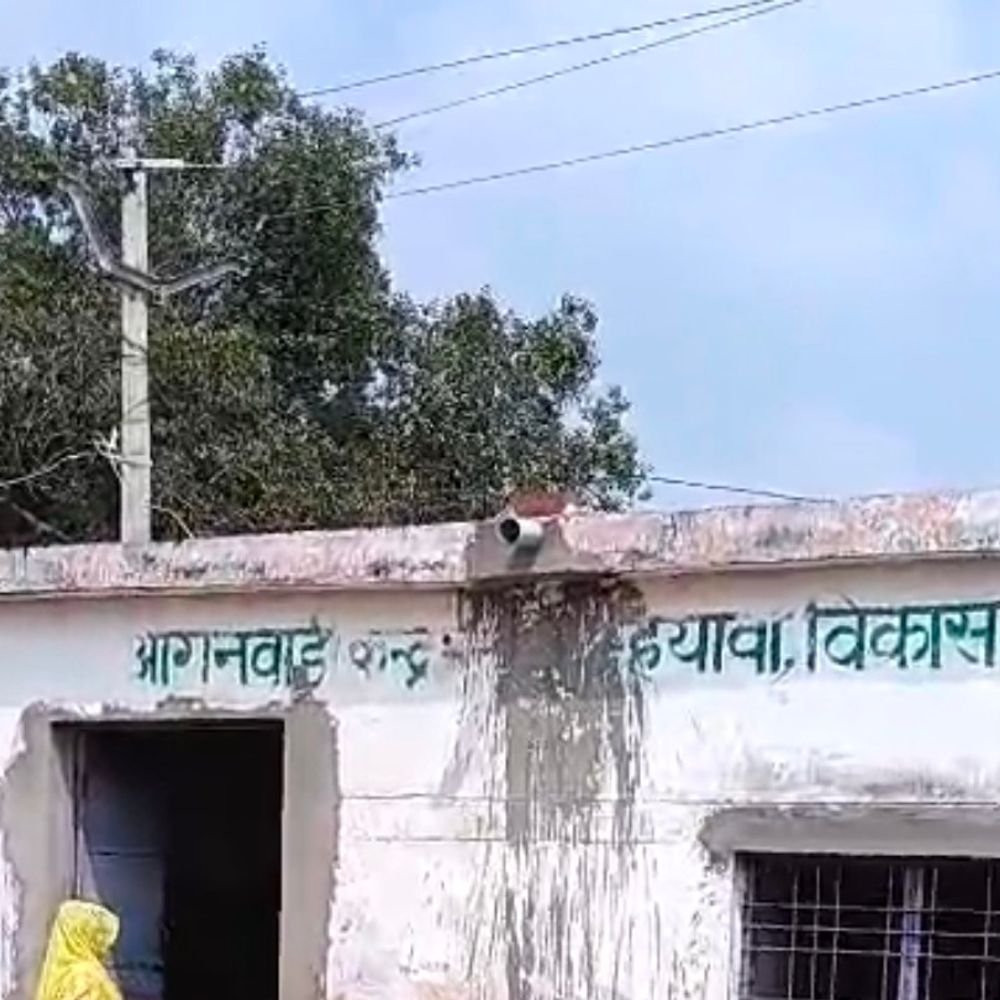 आंगनवाड़ी केंद्र की छत के ऊपर से गुजर रही हाईटेंशन-लाइन:कौशाम्बी में नौनिहालों की सुरक्षा पर खतरा, डीएम के आदेश के बाद भी नहीं हटाई गई