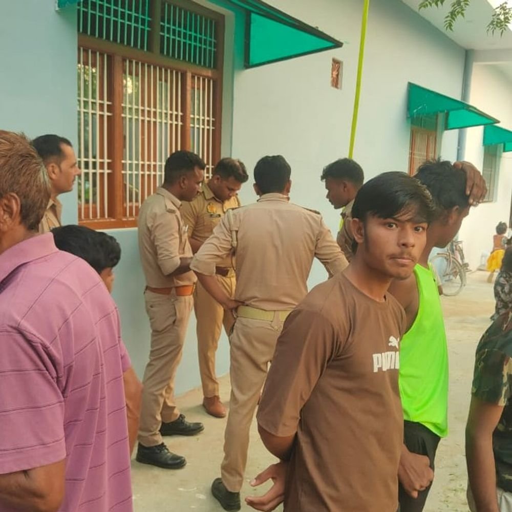 फर्रुखाबाद में तालाब में मिला युवक का शव:ग्रामीणों ने शाम को उतराते देखी बॉडी, नाव मंगाकर पुलिस ने बाहर निकलवाया