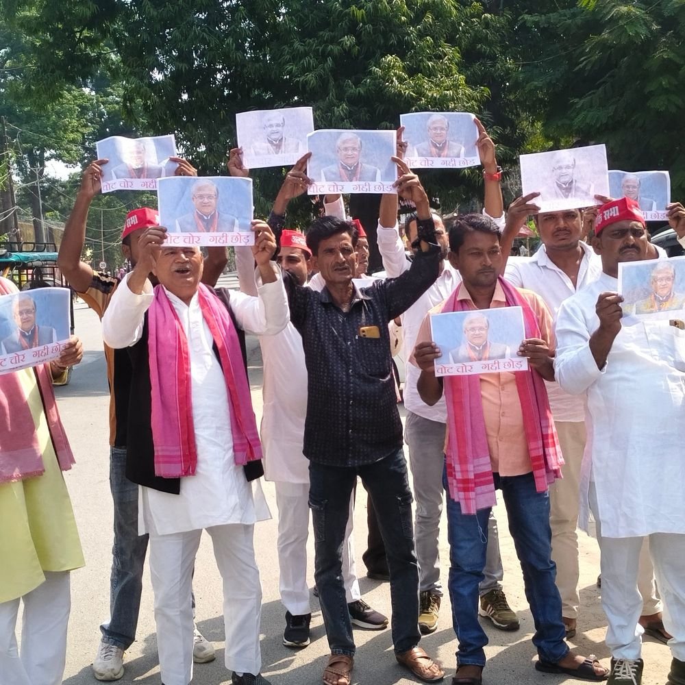 पुतला फूंकने निकले सपाइयों से पुलिस ने छीना पुतला:हरदोई में बाइक पर लादकर ले गई, पुलिस-सपा कार्यकर्ताओं में नोकझोंक