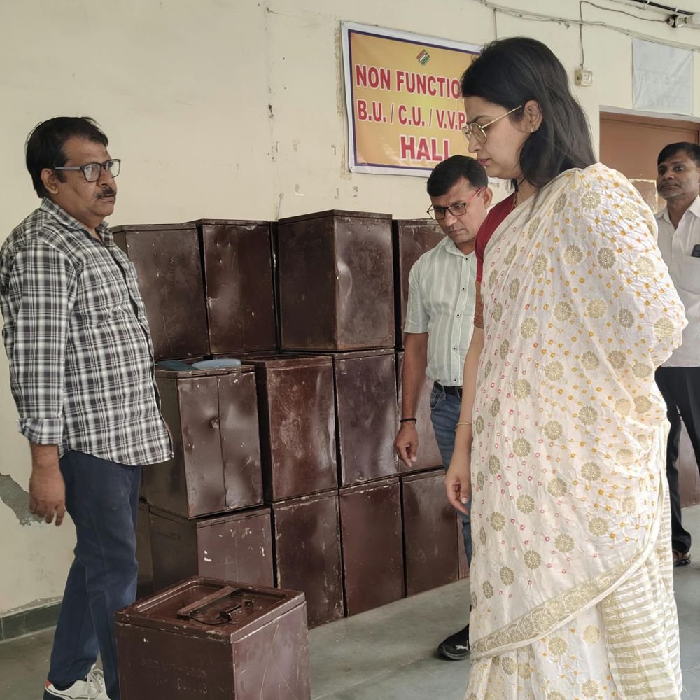 डीएम कविता मीना ने जिला निर्वाचन कार्यालय का औचक निरीक्षण:मतदाता पेटियों, ईवीएम-वीवीपैट वेयरहाउस और CCTV कैमरों की सुरक्षा परखी
