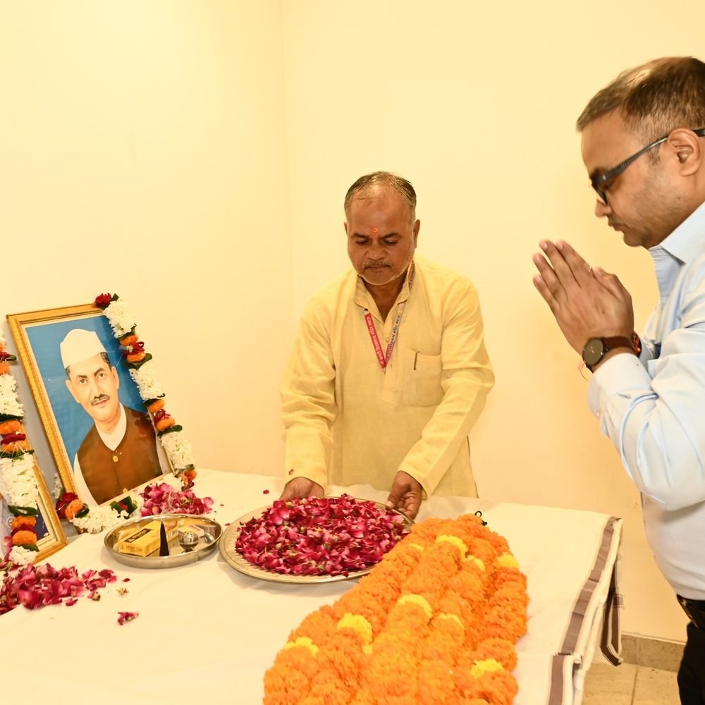 काशी विश्वनाथ धाम में गांधी-शास्त्री जयंती समारोह:ध्वजारोहण के बाद विचार गोष्ठी, महापुरुषों के आदर्शों को अपनाने का संकल्प