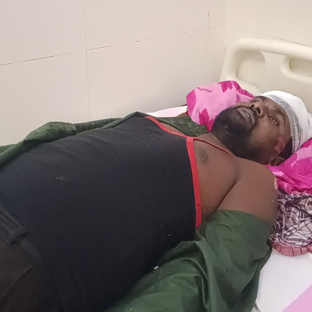 महराजगंज में सड़क हादसे में युवक गंभीर घायल:सिंदुरिया थाना क्षेत्र के बरहरामीर के पास हुआ हादसा, जिला अस्पताल में भर्ती
