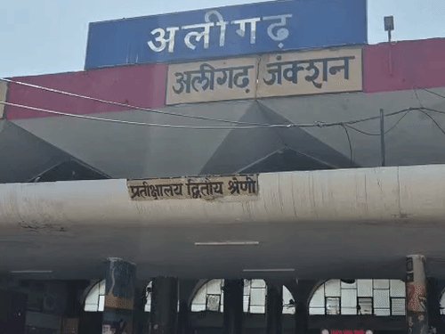 450 करोड़ से बदलेगा अलीगढ़ रेलवे स्टेशन का चेहरा:एयरपोर्ट जैसी सुविधाएं; सामने की सड़क भी हो सकती है बंद, शॉपिंग कॉम्प्लेक्स, होटल, पार्किंग और आधुनिक यात्री सुविधाएं मिलेंगी