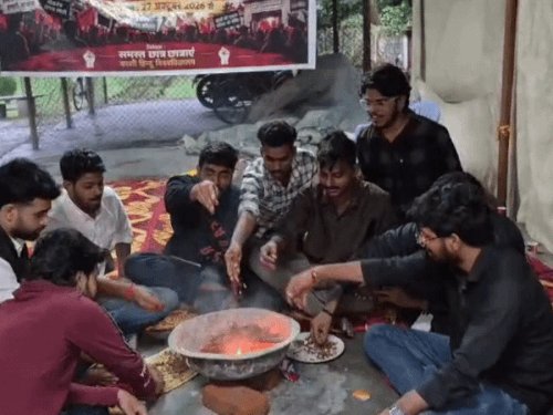 BHU में छात्रसंघ बहाली की मांग का चौथे दिन:प्रशासन की सद्बुद्धि के लिए छात्रों ने किया यज्ञ,डीन आफ स्टूडेंट्स ने छात्रों की सुनी बात
