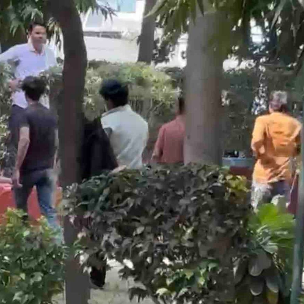 गांधी पार्क में फोनपे कर्मचारी से मारपीट:6-7 युवकों ने पंच और नुकीले हथियारों से पीटा, वीडियो वायरल; एक हफ्ते बाद भी कार्रवाई नहीं