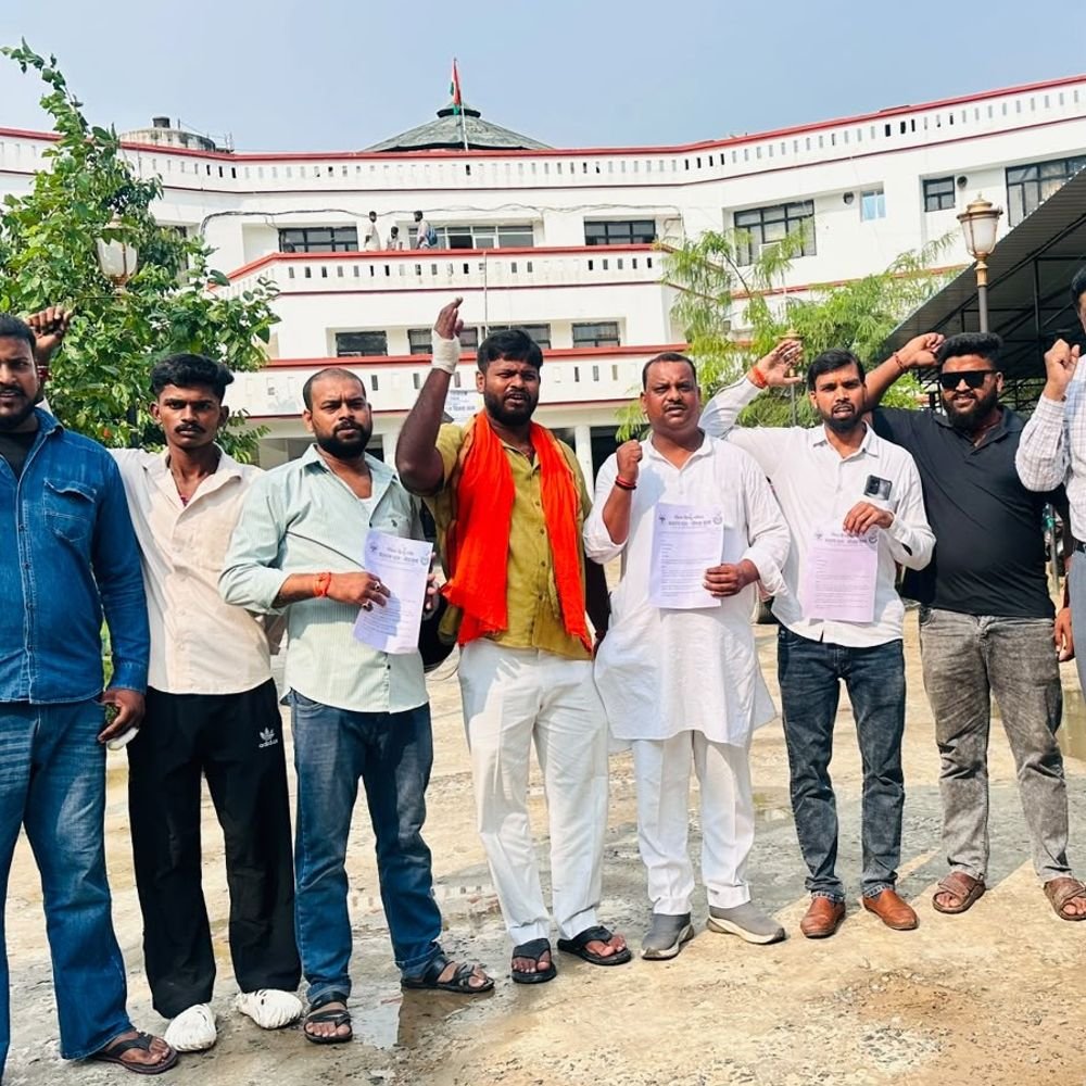 जिलाधिकारी से मिले बजरंग दल कार्यकर्ता:गरबा-डांडिया कार्यक्रमों में मर्यादा बनाए रखने के लिए दिशा-निर्देश देने की मांग