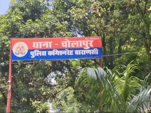वाराणसी में महिला SI और एक पुलिसकर्मी पर केस:पीड़िता बोली- रात में घर में घुसकर बेटे को उठाया, अगले दिन गिरफ्तारी दिखाकर भेजा जेल