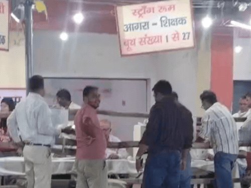 आगरा MLC चुनाव में बूथ कैप्चरिंग पर बड़ा एक्शन:सेक्टर मजिस्ट्रेट समेत 6 अधिकारी सस्पेंड, 21 पर कार्रवाई के आदेश