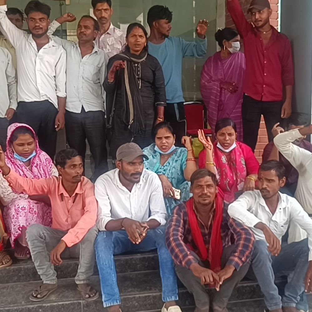मेडिकल कॉलेज में 48 संविदा सफाई कर्मचारियों ने काम रोका:सोनभद्र में एल-2 अस्पताल के बाहर प्रदर्शन; दो महीने का बकाया देने की मांग