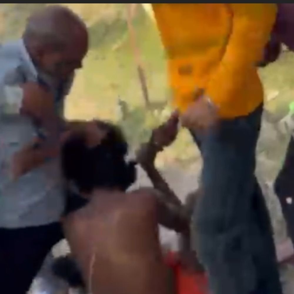 मंदिर के पुजारी को जमीन पर पटककर मारा:बाल खींचे, बंदर के महिलाओं झपटने के बाद शुरू हुआ था विवाद
