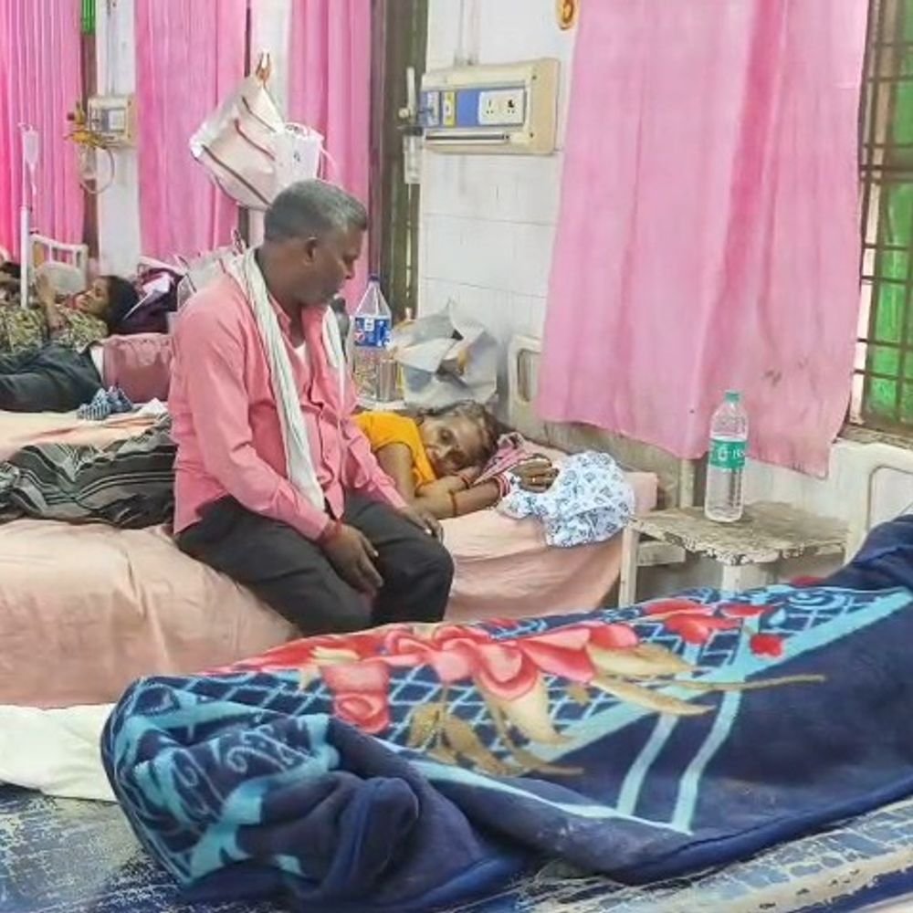 महोबा में संक्रामक बीमारियों के केस बढ़े:बुखार के 7 गंभीर मरीज भर्ती, टायफाइड के 3 नए केस मिले; ओपीडी में लंबी कतारें