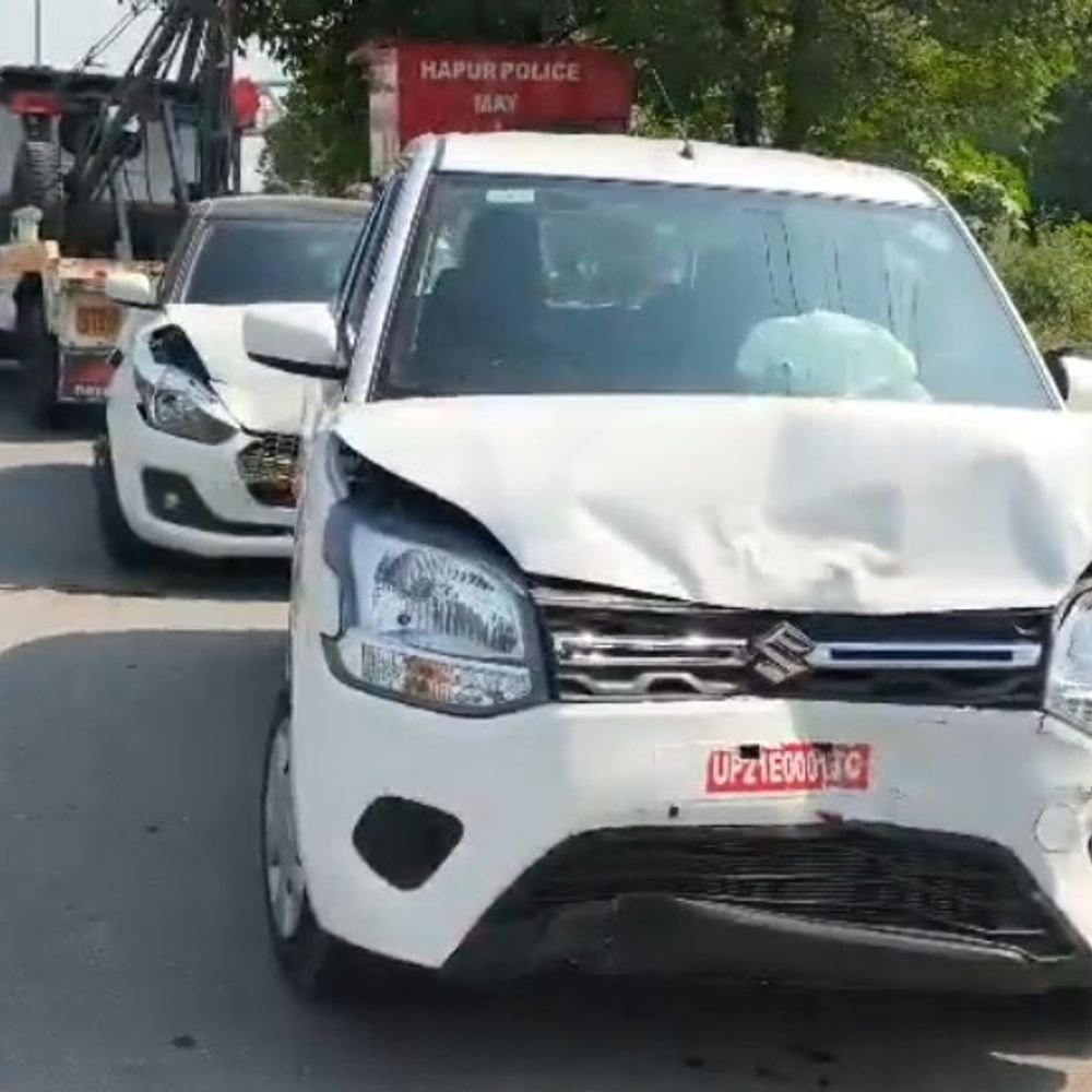 दिल्ली-लखनऊ हाईवे पर 5 गाड़ियां टकराई:बाल बाल बचे लोग, मरम्मत के दौरान हादसा, पुलिस ने क्रेन से हटवाए वाहन