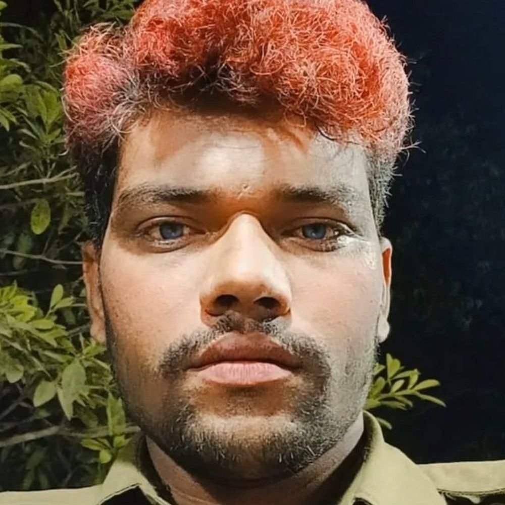 सोहना में पेड़ से टकराया ट्रक, ड्राइवर की मौत:लोहे के स्ट्रक्चर से सिर और छाती कुचली, मृतक यूपी का रहने वाला