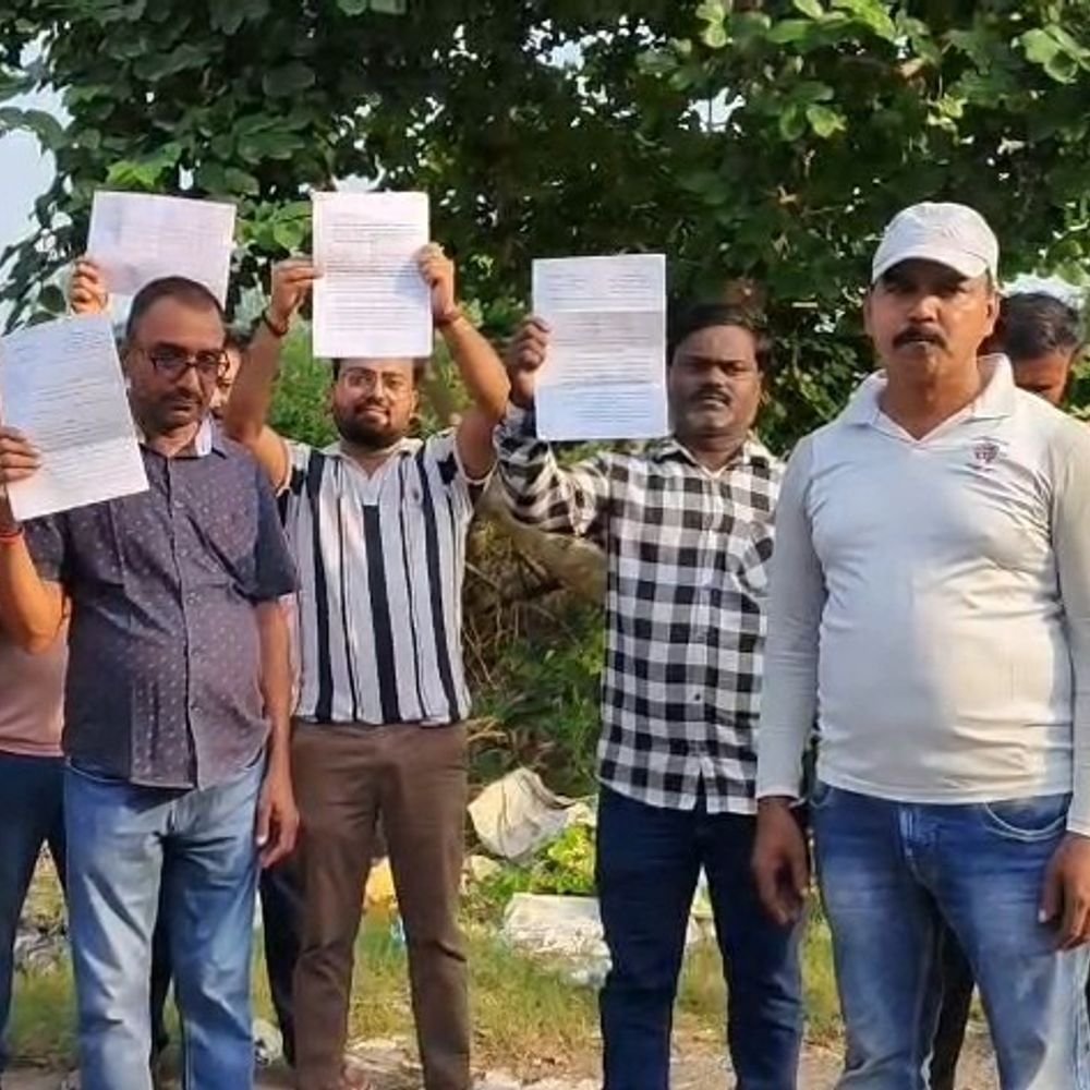 मिनी औद्योगिक आस्थान की जमीन को लेकर उद्यमियों का प्रदर्शन:उन्नाव में DM से कई बार शिकायत के बाद भी कार्रवाई न होने का दावा