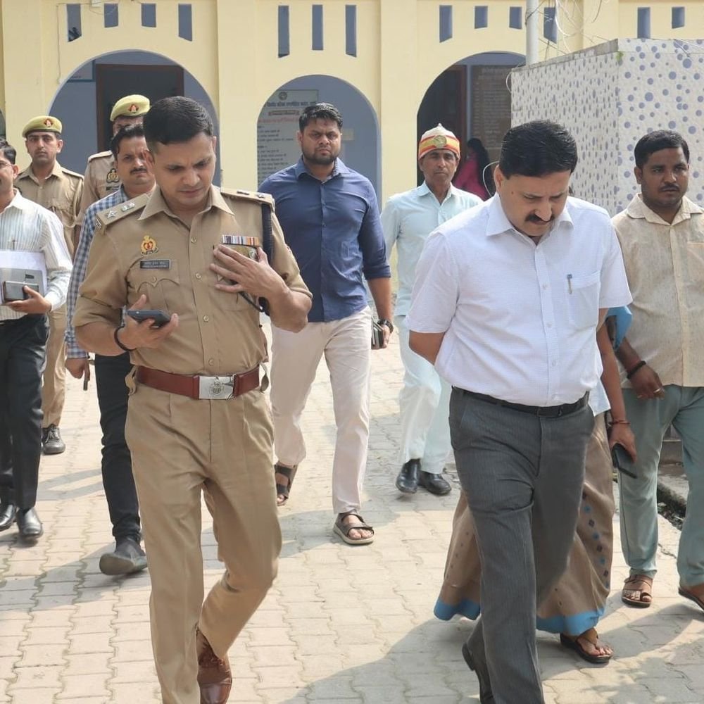 मतदाता सूची अभियान चला, डीएम-एसपी ने बूथों का जायजा लिया:डीएम राहुल पाण्डेय ने व्यवस्था परखी, बीएलओ को दिए निर्देश, नाम जोड़ने पर जोर
