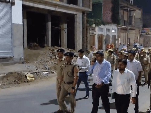 CM के निर्देश पर विसर्जन जुलूस मार्ग देखने पहुंचे अधिकारी:बक्शीपुर से हर्बर्ट बांध तक पैदल चले; सुरक्षा एवं अन्य व्यवस्थाओं का जायजा लिया