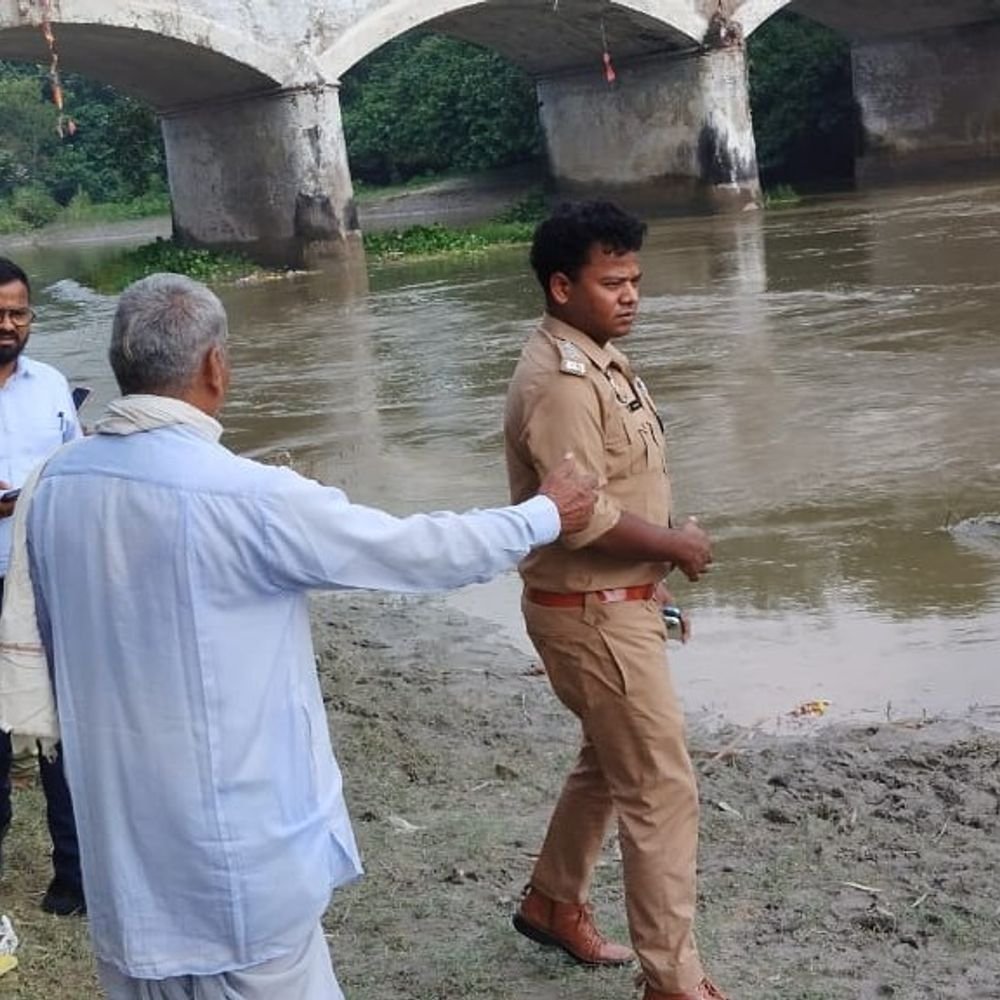 अयोध्या में एसडीएम ने विसर्जन स्थलों का जायजा लिया:कमियां दूर करने और सुरक्षा के पुख्ता इंतजाम के निर्देश दिए, 263 जगह स्थापित होंगी मूर्तियां