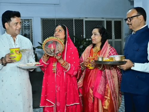 गोरखपुर सांसद ने डिप्टी CM आवास पर मनाई करवा चौथ:रवि किशन ने पत्नी को पानी पीला खोला व्रत, कहा- यह प्रेम और समर्पण का पर्व