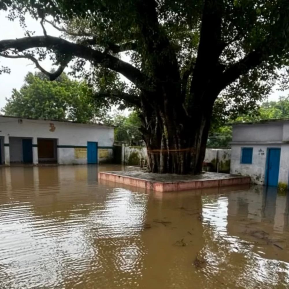 बलिया में बाढ़ से 20 परिषदीय स्कूल बंद:गंगा-सरयू की बाढ़ से बच्चों की पढ़ाई पर असर, जलस्तर चेतावनी बिंदु से ऊपर