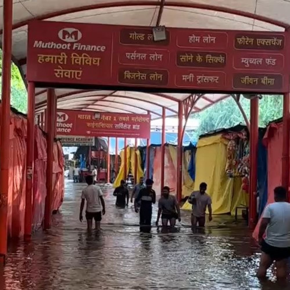 लखनऊ के चंद्रिका देवी मंदिर में बाढ़ का पानी भरा:लगातार बढ़ रहा जलस्तर, पानी के बीच से दर्शन कर रहे श्रद्धालु