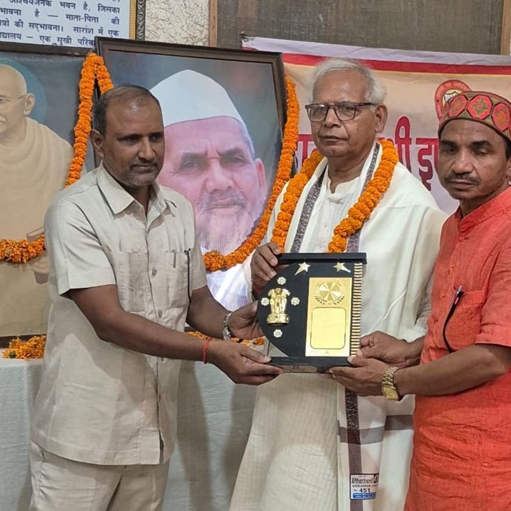 गोरखपुर में विचार गोष्ठी:अष्टभुजा शुक्ल बोले- बापू ने बिना हथियार के कई सूरमाओं को पराजित किया