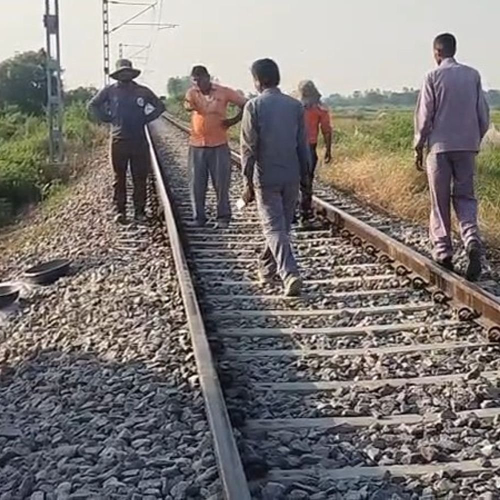 उन्नाव में पानी के रिसाव से रेलवे अंडरपास बंद:राहगीरों की बढ़ी परेशानी, सुरक्षा के लिए रास्ता बंद