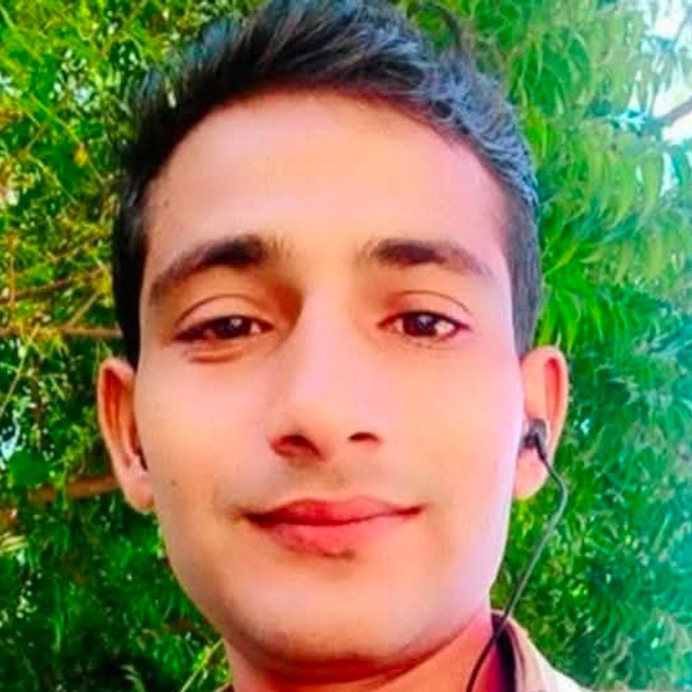 अज्ञात वाहन की टक्कर से बाइक सवार युवक की मौत:एटा में सामान लेकर घर लौटते समय हुआ हादसा, पुलिस जांच में जुटी