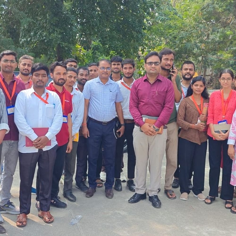 किताबों से बाहर प्रशासन को समझने पहुंचे 35 अभ्यर्थी:बलरामपुर DM ने कार्यालय में बुलाकर दिखाई कार्यप्रणाली