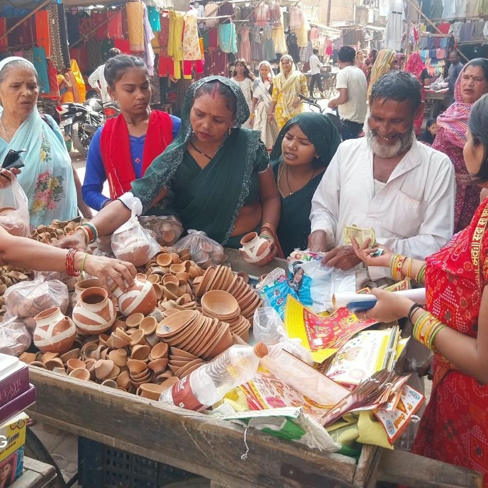 करवा चौथ पर हाथरस के बाजार गुलजार:सुहागिन महिलाओं ने की जमकर खरीदारी, महंगाई का नहीं दिखा असर