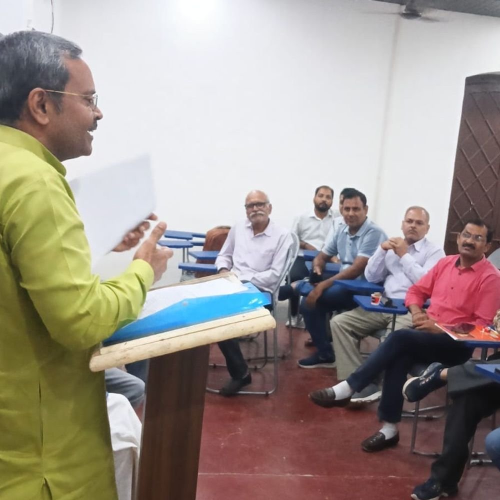 कानपुर में कर्मचारियों की समस्याओं पर बैठक:चिकित्सा सुविधा, परीक्षा पारिश्रमिक और महाविद्यालयों में कार्य अवधि के मुद्दों पर चर्चा
