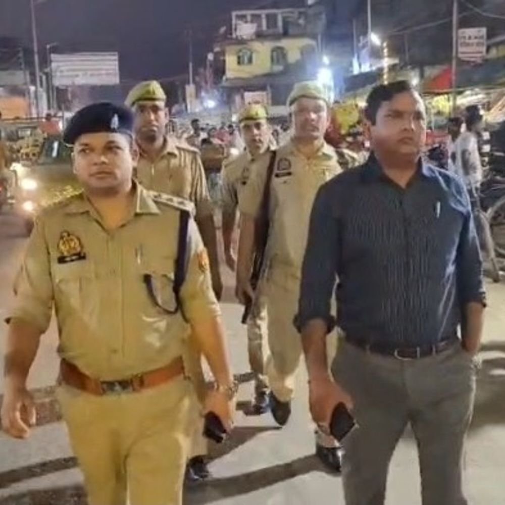 महराजगंज में पुलिस ने दुर्गा पूजा पंडालों का निरीक्षण किया:नवरात्रि और आगामी त्योहारों के लिए सुरक्षा व्यवस्था जांची