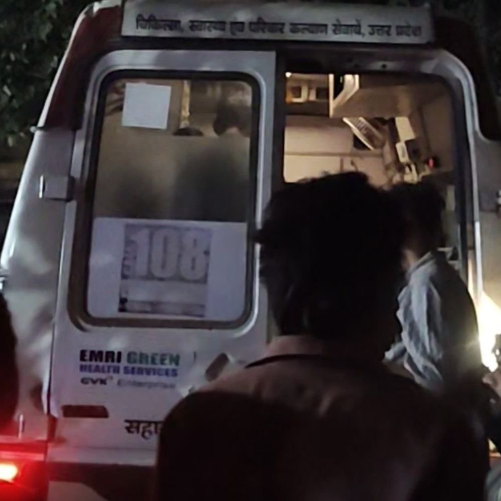 हाथरस में बाइक रिक्शा से टकराई, 4 युवक घायल:तालाब ओवरब्रिज पर हुआ हादसा, एक युवक आगरा रेफर