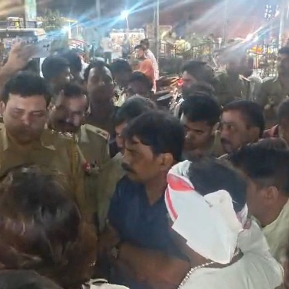 उन्नाव में गोवंश के अवशेष मिलने पर हंगामा:नपा गेट पर प्रदर्शन, विधायक पंकज गुप्ता और पुलिस ने समझाकर शांत कराया