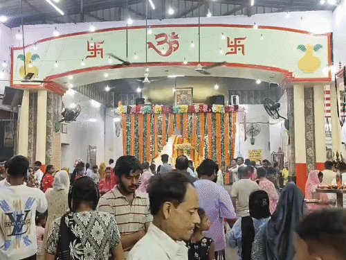 बरेली के मंदिरों में नवरात्र के पहले दिन भक्त उमड़े:मां शैलपुत्री का पूजन किया; चुनरी ओढ़ाई, फल और देशी घी का भोग लगाया