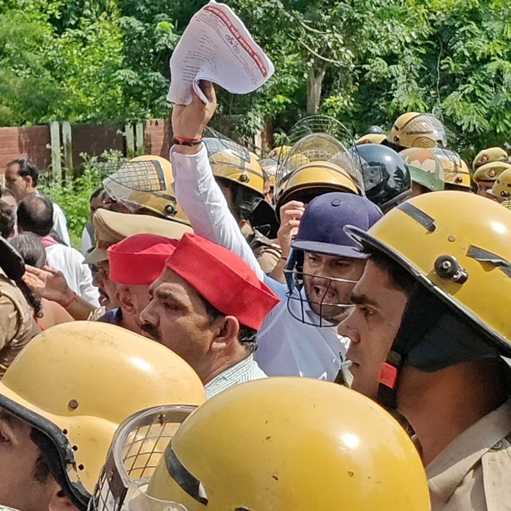 कन्नौज में मुख्य चुनावआयुक्त के खिलाफ सड़क पर उतरे सपाई:सपा कार्यालय से कलक्ट्रेट तक निकाला जुलूस, चुनाव आयोग के खिलाफ की नारेबाजी