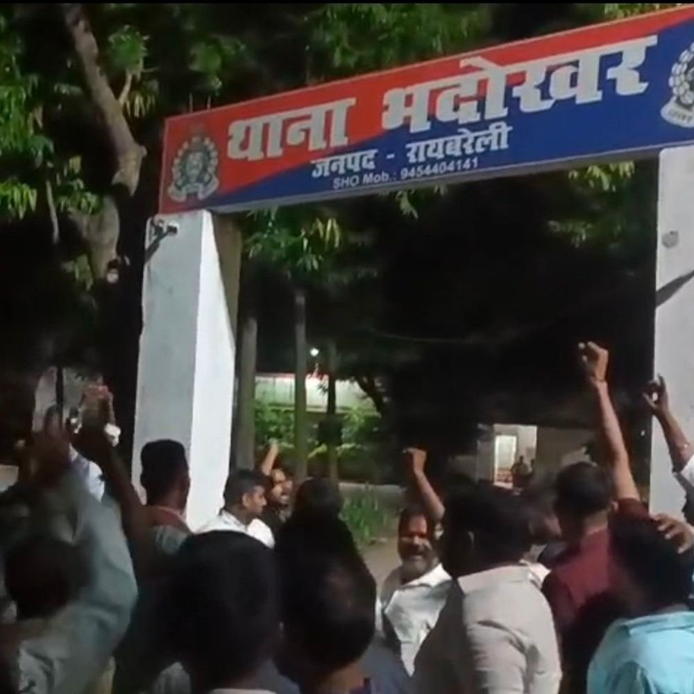 भदोखर थानाध्यक्ष पर ग्रामीणों ने लगाए भ्रष्टाचार के आरोप:कोर्ट मैरिज मामले में 10 हजार रुपये मांगने का दावा, थाने का घेराव