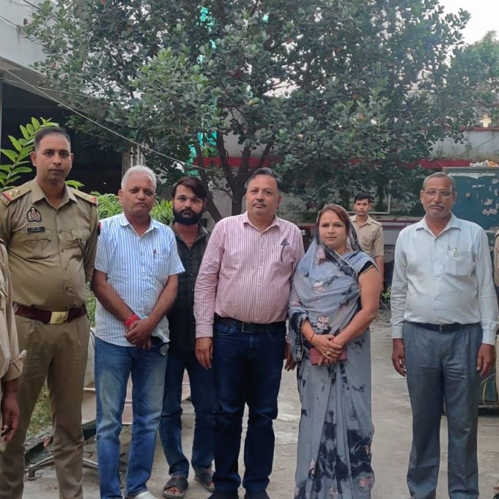 ललितपुर में AAP कार्यकर्ताओं को लखनऊ जाने से रोका:जिलाध्यक्ष समेत कार्यकर्ताओं को चौकी ले गई पुलिस, ट्रेन छूटने के बाद छोड़ा