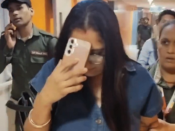DLF मॉल में महिला को सिक्योरिटी ने पकड़ा VIDEO:घी लिया लेकिन पैसे नहीं दिए, सामान का बिल भरने के बाद मामला शांत