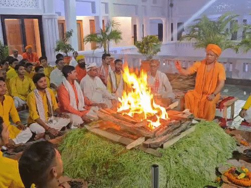 गोरखनाथ मंदिर में CM योगी ने की महानिशा पूजा:2 घंटे से ज्यादा चला अनुष्ठान, प्रदेश की सुख-समृद्धि के लिए किया हवन
