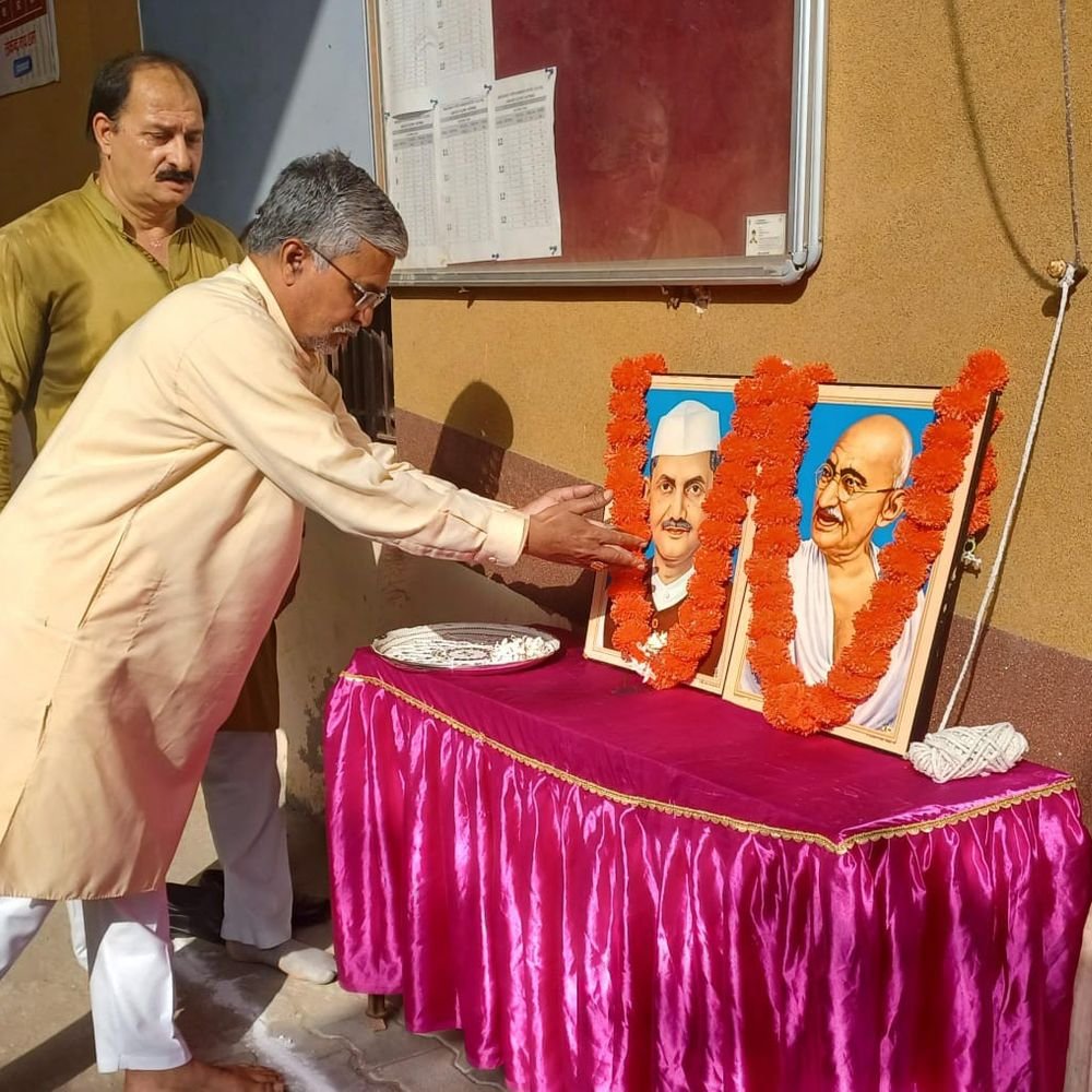 हाथरस में गांधी-शास्त्री जयंती समारोह:विद्यार्थियों ने ध्वजारोहण और राष्ट्रगान के साथ महापुरुषों को किया नमन