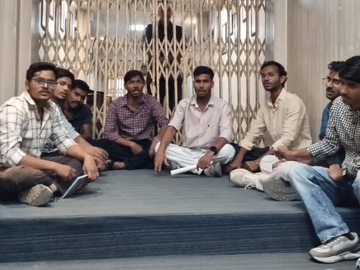 LU में NSUI से जुड़े छात्रों ने प्रशासनिक भवन घेरा:हॉस्टल आवंटन और साइबर लाइब्रेरी की व्यवस्था सुधारने की मांग, जमकर नारेबाजी की